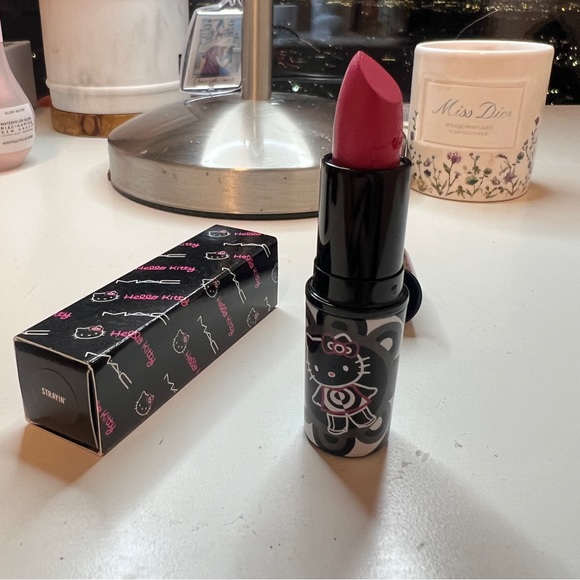 Mac Hello Kitty lipstick “frost strayin” - Picture 2 of 4